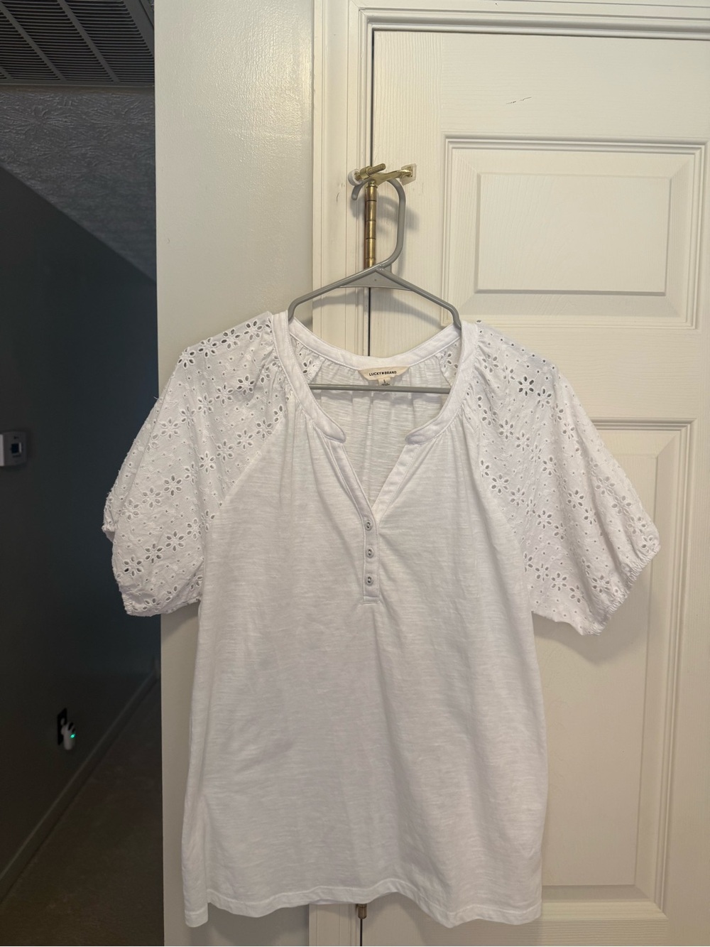 Large Lucky Brand White Eyelet Puff short  Sleeve Henley